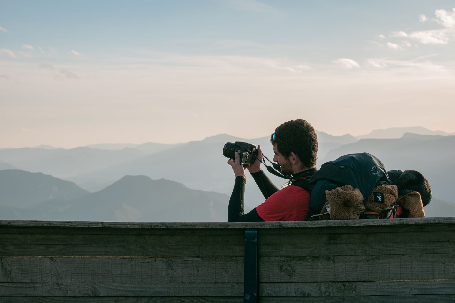 Fotógrafo documentando la cordillera argentina